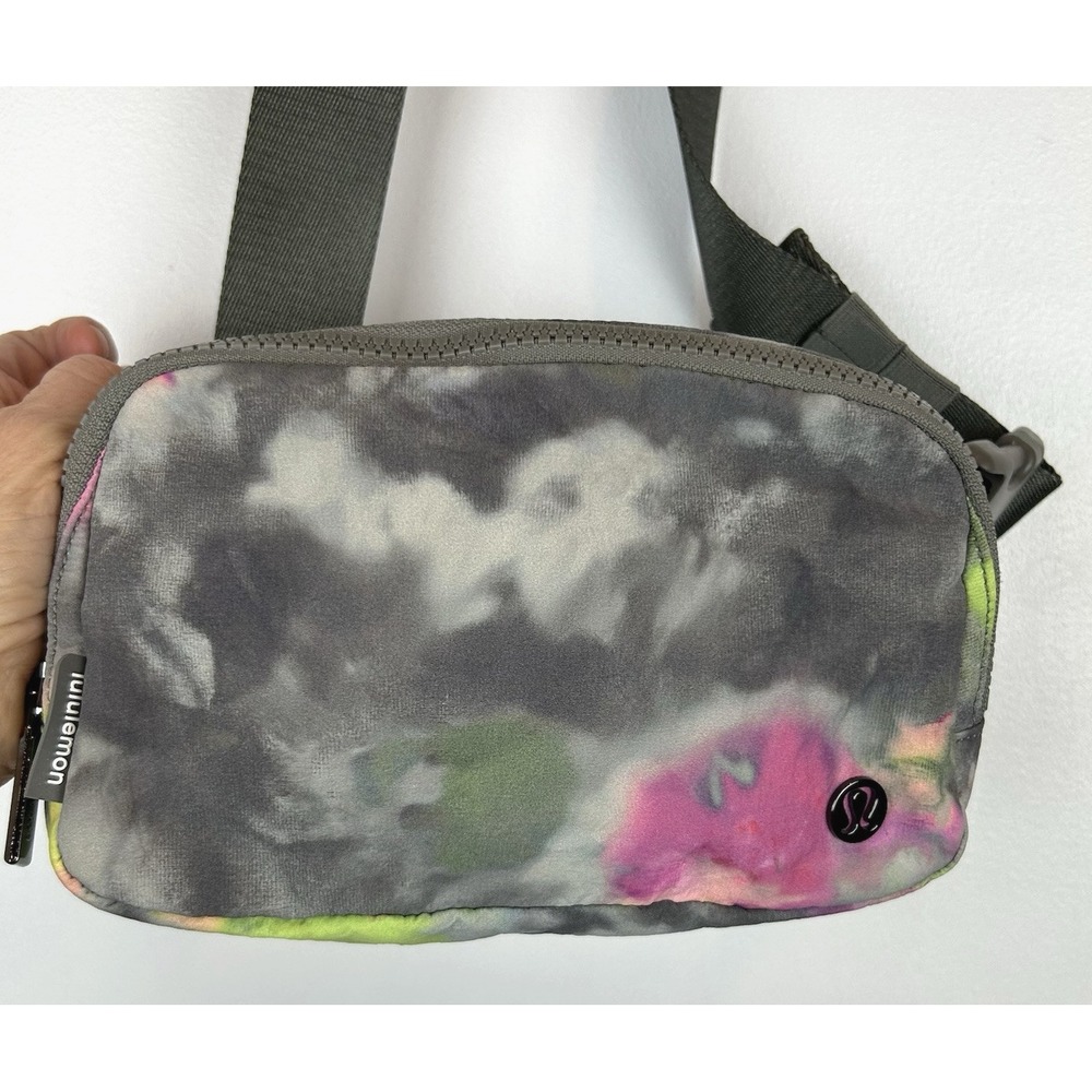 Lululemon Everywhere Belt Bag Hyper Tie Dye Buckle Adjustable Vacation Travel